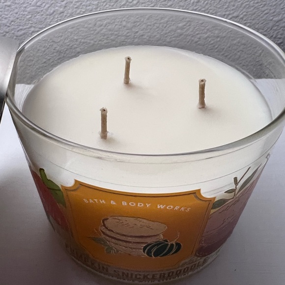 Pumpkin Snickerdoodle Candle Bath and Body Works - Picture 2 of 3